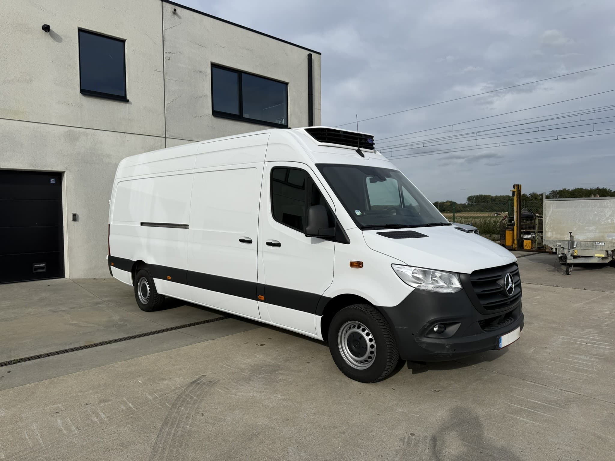Witte Mercedes Sprinter koelwagen op de parking van Westcool