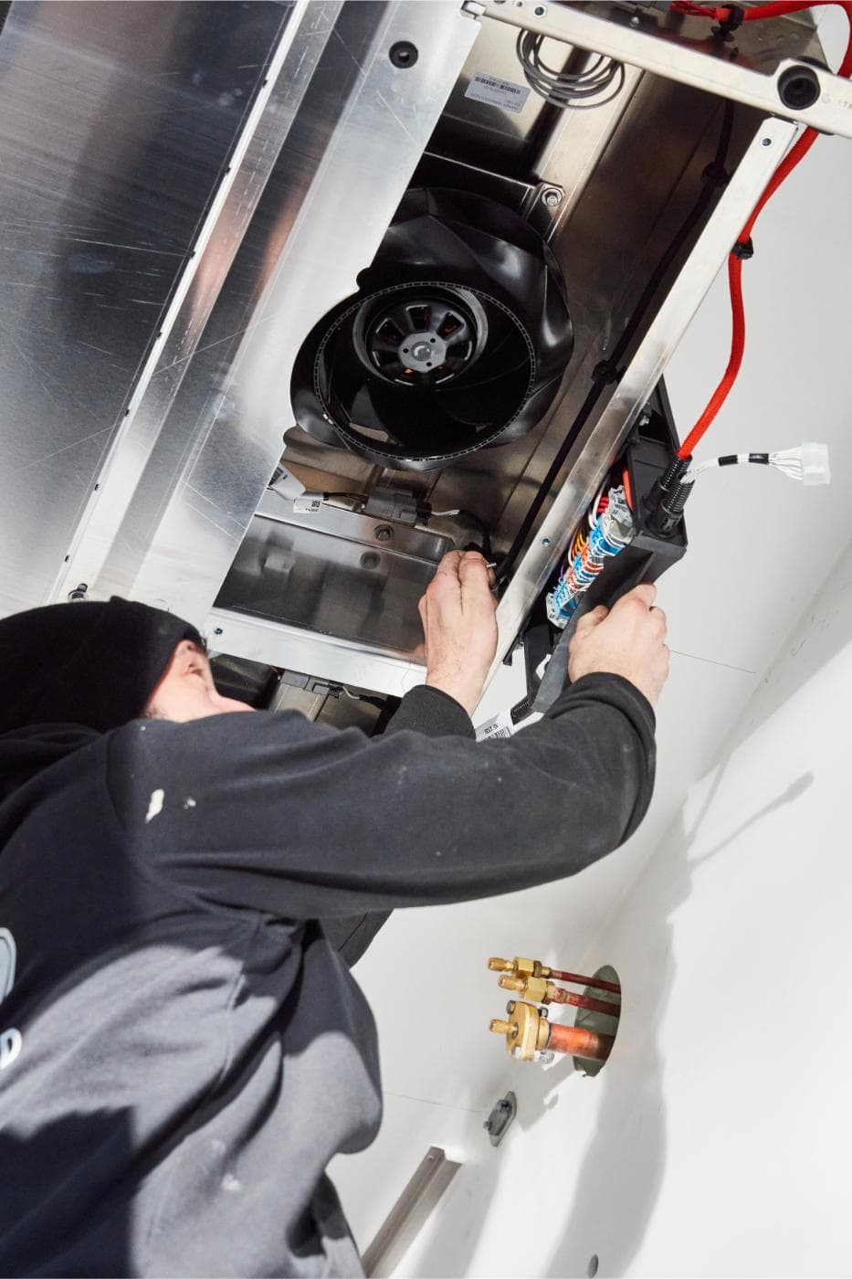 Technieker van Westcool aan het werk aan een koelgroep in de werkplaats